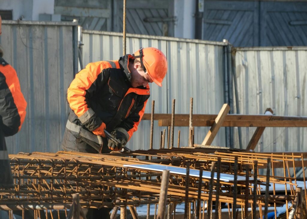 Slovenská ekonomika rastie, no mzdy zaostávajú. Vysvetľujeme, prečo sa produktivita nepremieta do platov a aké riešenia môžu mzdy zvýšiť.
