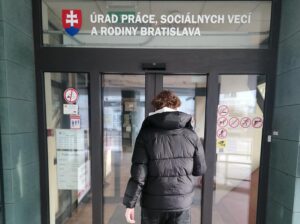 Pribúda mladých ľudí bez práce